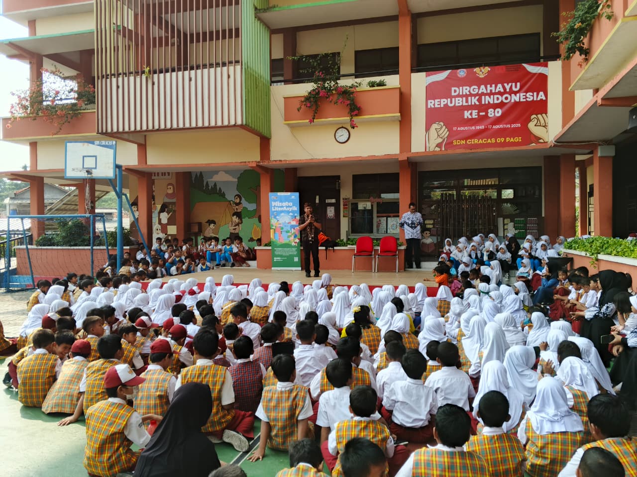 Wisata LiterAsyik Ke SDN Ciracas 09